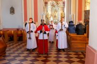 Procesja liturgiczna idzie przez kościół