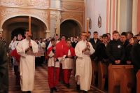 Procesja służby liturgicznej do ołtarza