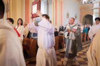 Procesja zmierza do ołtarza