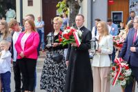 Delegacja z kwiatami