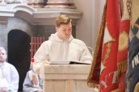 Lektor czyta czytanie