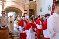 Procesja liturgiczna wchodzi do kościoła