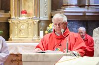 Kapłan czyta Ewangelię