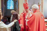 Ks. Prymas udziela sakramentu bierzmowania młodym