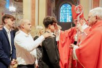 Ks. Prymas udziela sakramentu bierzmowania młodym