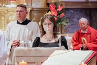 Dziewczyna czyta modlitwę wiernych