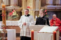 Dziewczyna czyta modlitwę wiernych