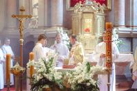 Ksiądz okadza ołarz