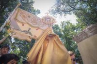 Ksiądz błogosławi wiernych Najświętszym Sakramentem