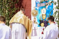 Ksiądz przy ołtarzu