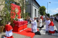 Wierni przy trzecim ołtarzu