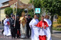 Ksiądz proboszcz niesie Najświętszy Sakrament