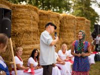 Młodzież odgrywa scenkę na dożynkach