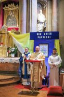 Księża sprawują Mszę Św.