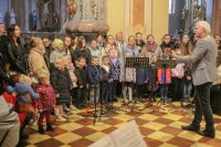 Schola parafialna śpiewa podczas Mszy św.