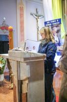 Dziewczyna czyta czytanie