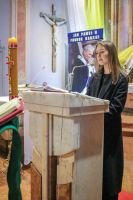 Dziewczyna śpiewa psalm