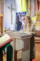 Dziewczyna czyta czytanie