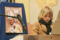 Chłopak gra na pianinie