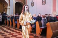 Jezus zmartwychwstały wkracza do kościoła