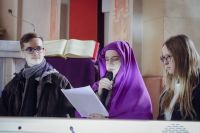 Aktorzy grają w kośćiele