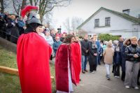 Żołnierze dają krzyż Jezusowi