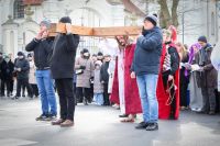 Mieszkańcy Zagórowa niosą krzyż z Jezusem