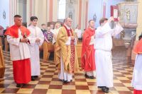 Procesja zmierza do ołtarza