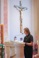 Kobieta czyta czytanie