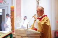 Ksiądz głosi Słowo Boże