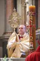 Ksiądz błogosławi wiernych Najświętszym Sakramentem