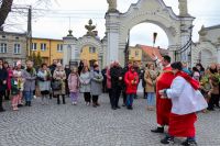 Ksiądz święci palmy