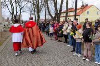 Ksiądz święci palmy