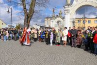 Ksiądz święci palmy