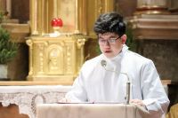 Ministrant czyta komentarz