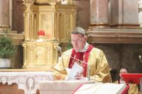 Ks. Rafał głosi Słowo Boże