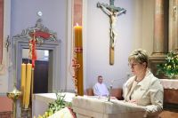 Kobieta czyta czytanie