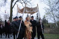 Kapłan niesie Najświętszy Sakrament w procesji