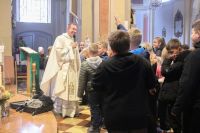 Ks. Proboszcz rozmawia z dziećmi podczas kazania