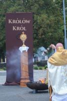 Ks. Przemysław okadza Najświętszy Sakrament