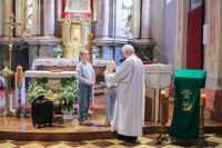 Dzieci mówią do mikrofonu