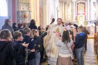 Proboszcz święci różańce dzieciom