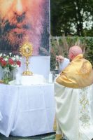 Ks. Przemysław okadza Najświętszy Sakrament