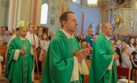 Procesja liturgiczna zmierza do ołtarza