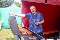 Pan smaży kiełbaski