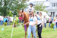 Dzieci jeżdżą na kucykach