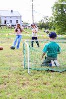 Dzieci biorą udział w konkurencjach sportowych
