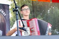 Chłopak gra na akordeonie