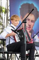 Chłopak gra na akordeonie