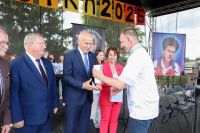 Proboszcz wręcza podziękowania włodarzom miasta